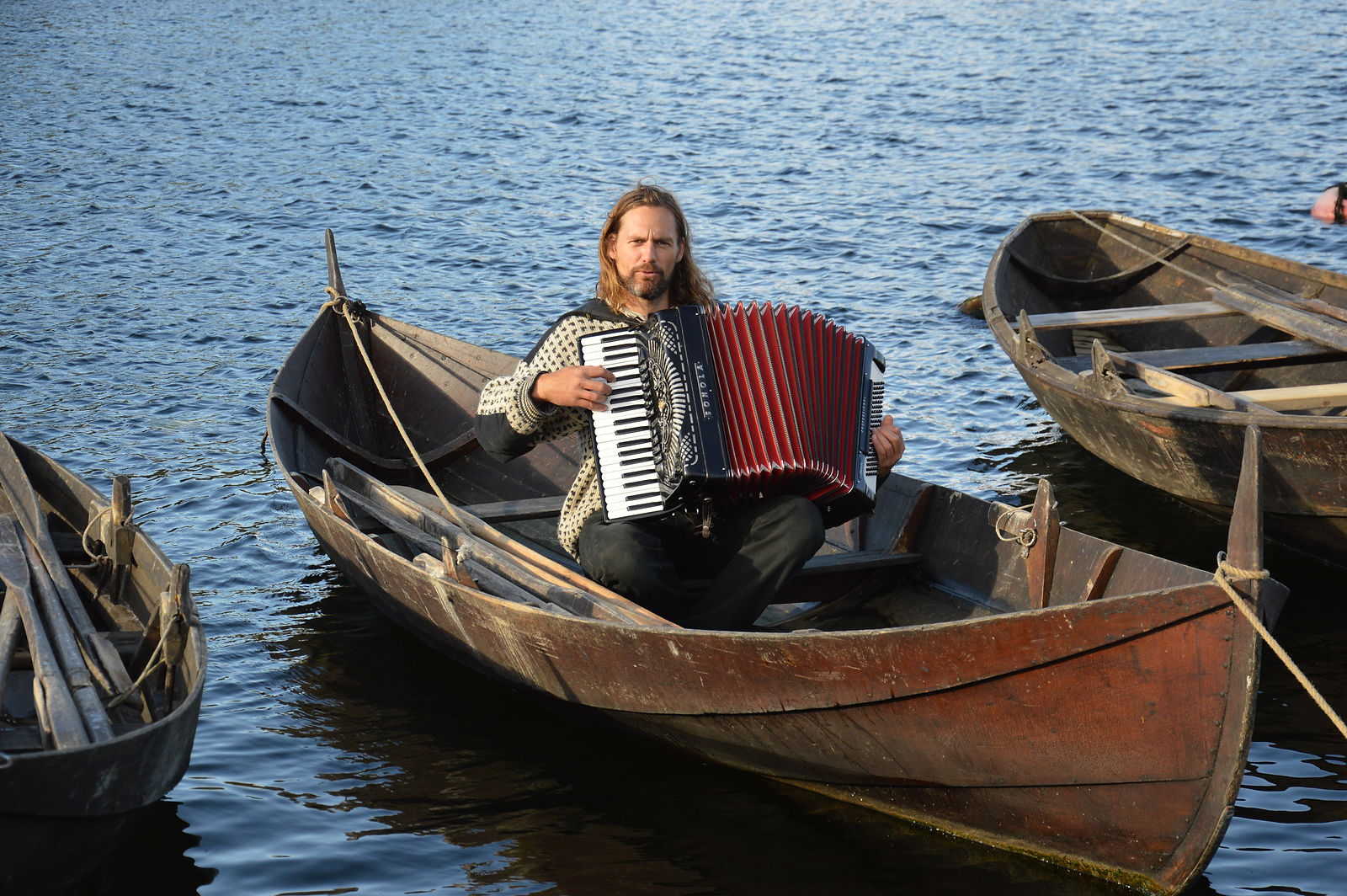 ÅRETAK - Marius musiker i båt 2.jpg